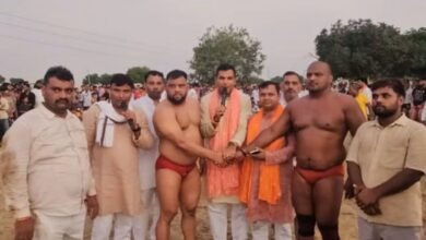 Photo of ब्रह्मा की नगरी चौमुहां में समाजसेवी पूरन सिसोदिया ने किया दंगल का आयोजन। चार लाख ग्यारह हजार की आखिरी कुश्ती बराबरी पर रही।